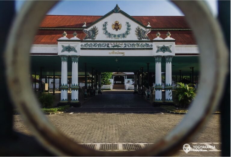sultan palace keraton yogyakarta tour. yogyakartatour.com